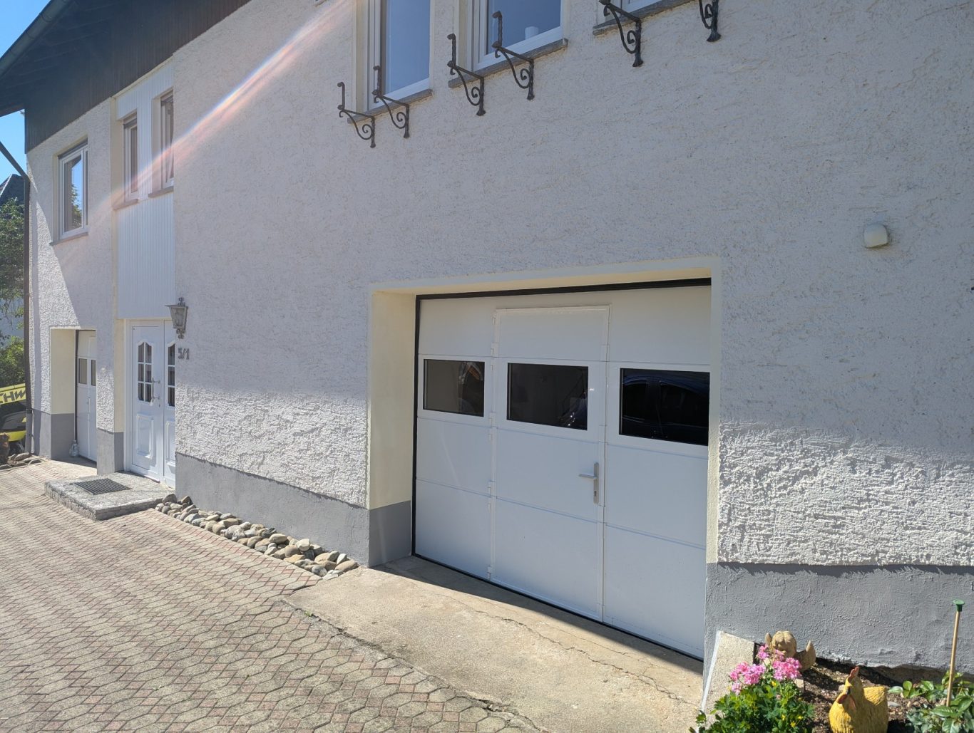Neues Garagentor mit Fenster und separater Tür